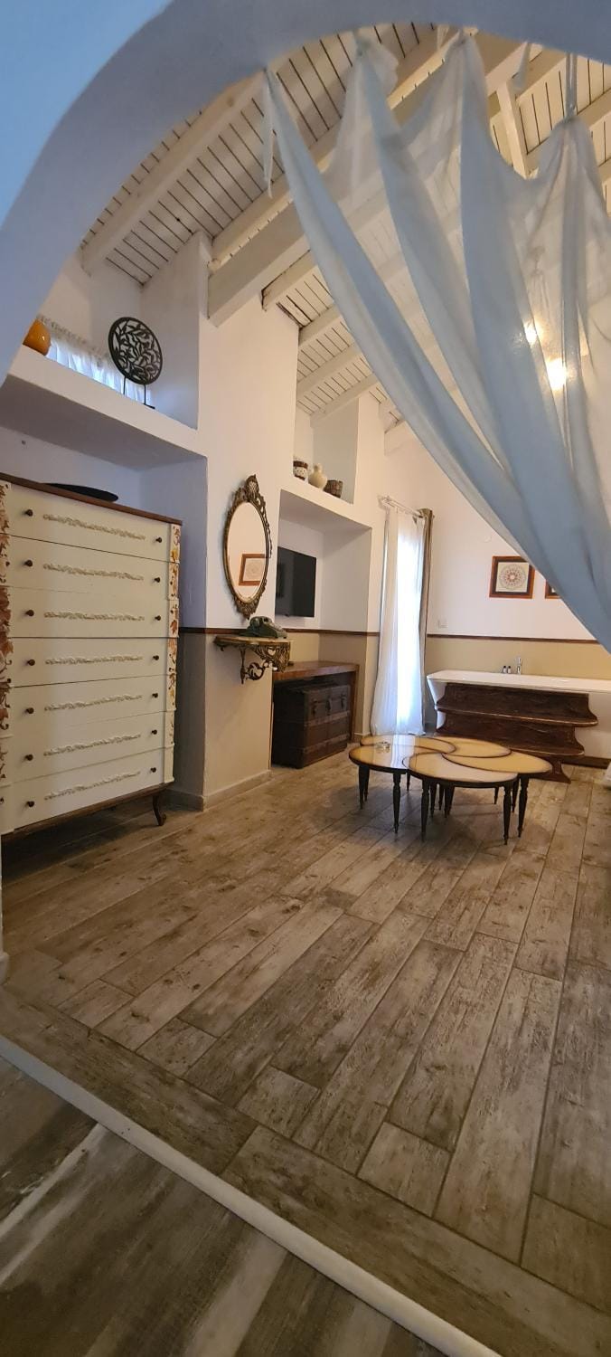 Hot Tub, Seating area