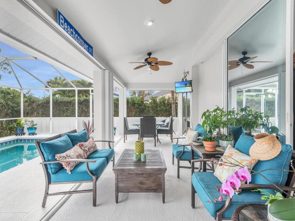 3 Bed Home Steps to the Beach I Heated Pool House in Marco Island