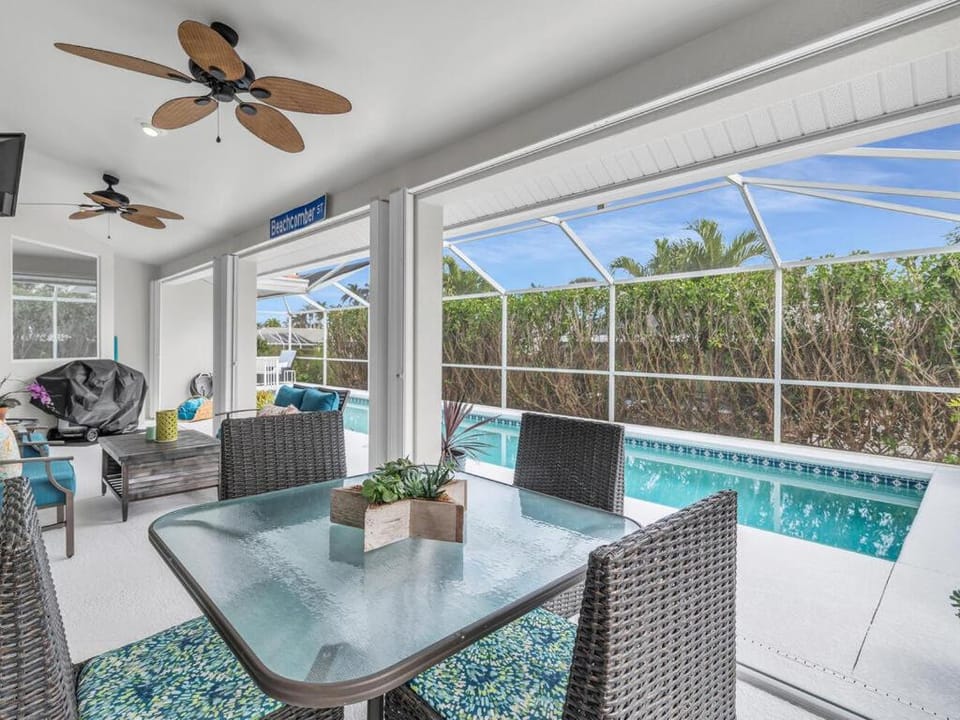 3 Bed Home Steps to the Beach I Heated Pool House in Marco Island