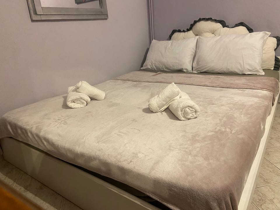 Bed, Photo of the whole room, Bedroom, towels