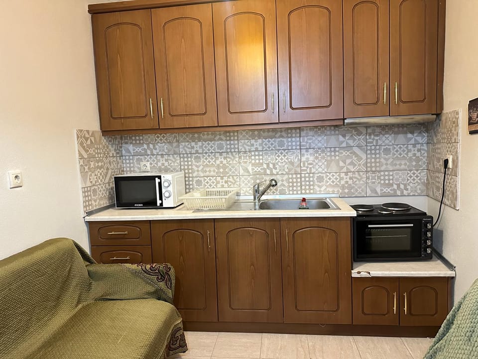 Kitchen or kitchenette, Seating area, Bedroom