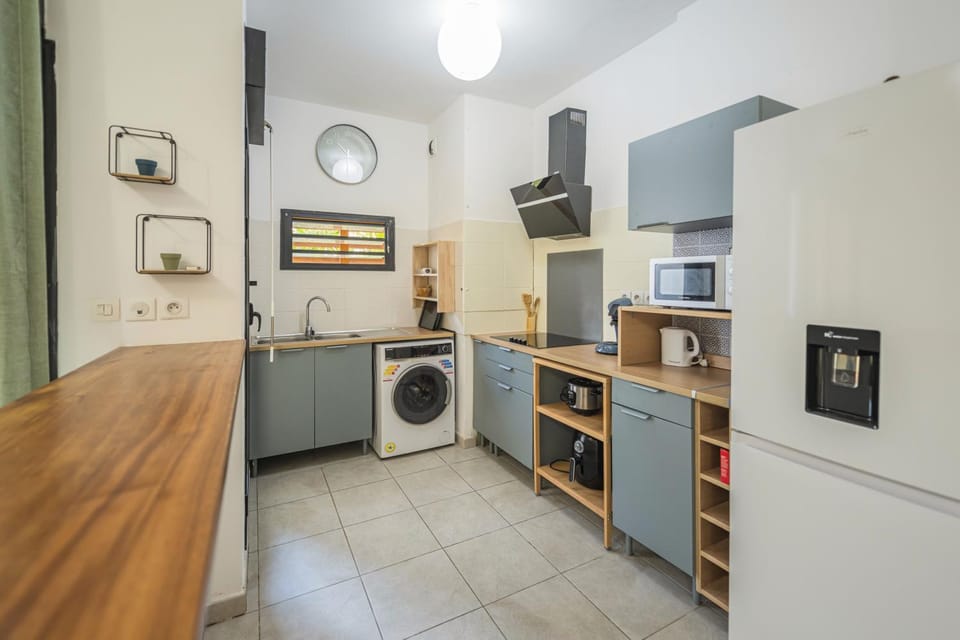 Kitchen or kitchenette, oven, stove, washing machine
