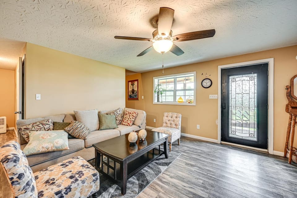 6 Mi to Lake Liberty: Pet-Friendly Home w/ Yard House in Kentucky