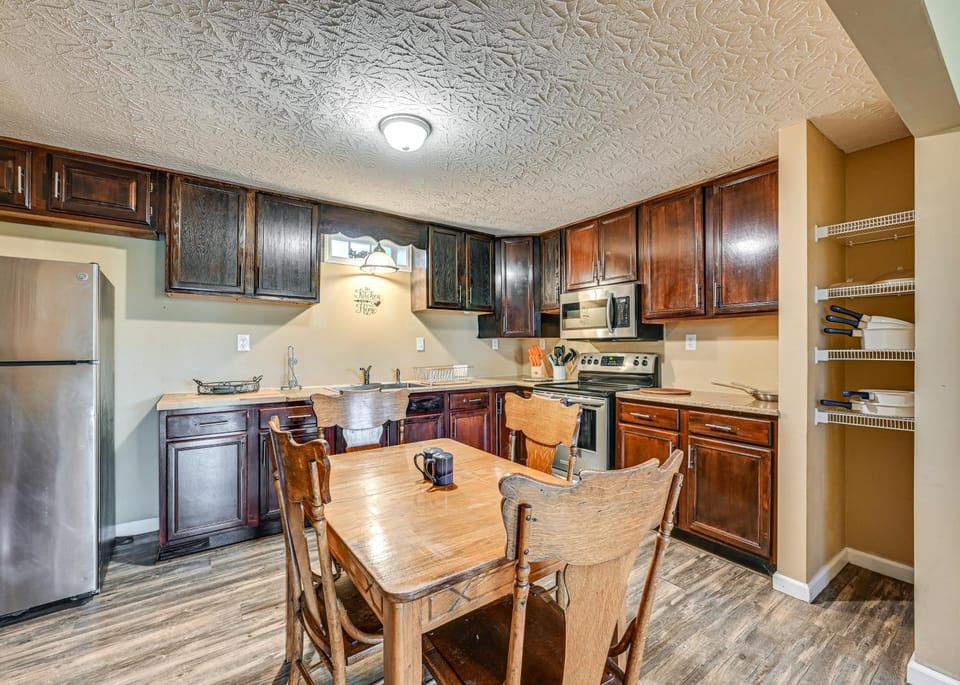6 Mi to Lake Liberty: Pet-Friendly Home w/ Yard House in Kentucky