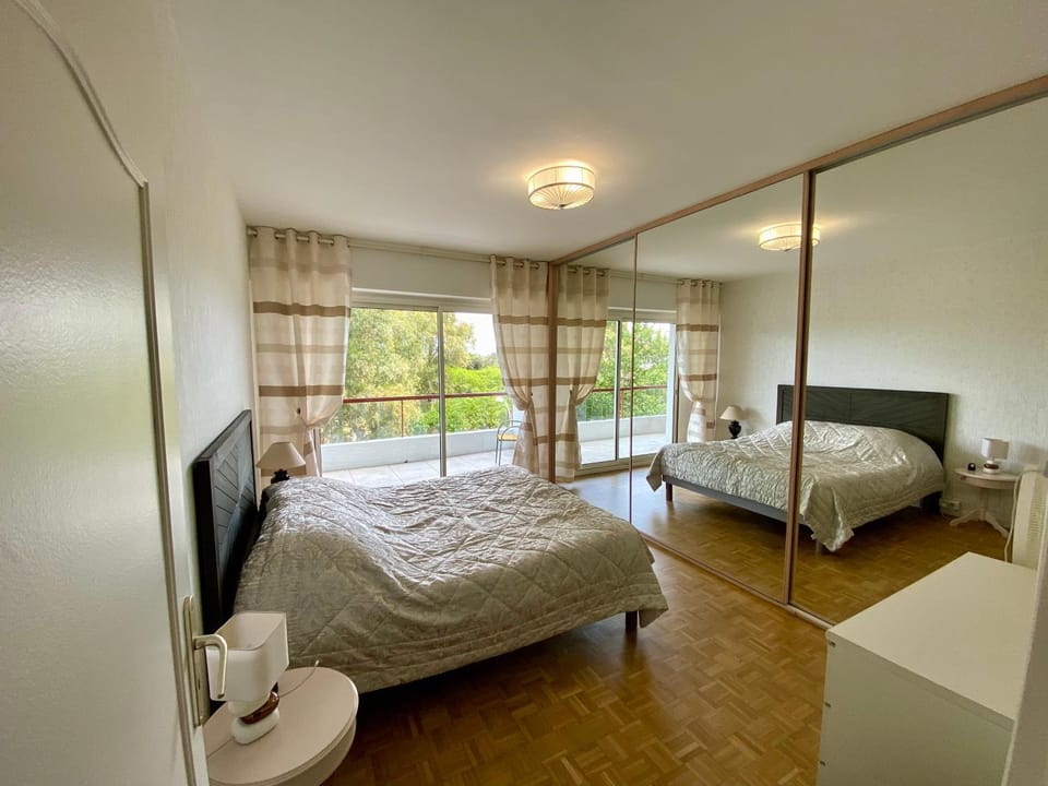 Photo of the whole room, Bedroom