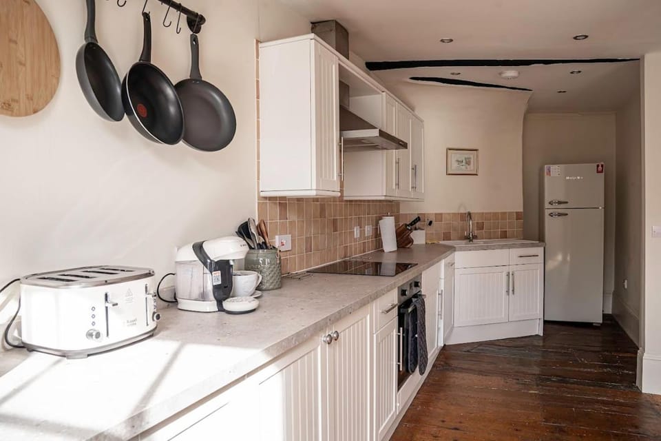 Coffee/tea facilities, dishwasher, oven, stove, toaster, washing machine, kitchen