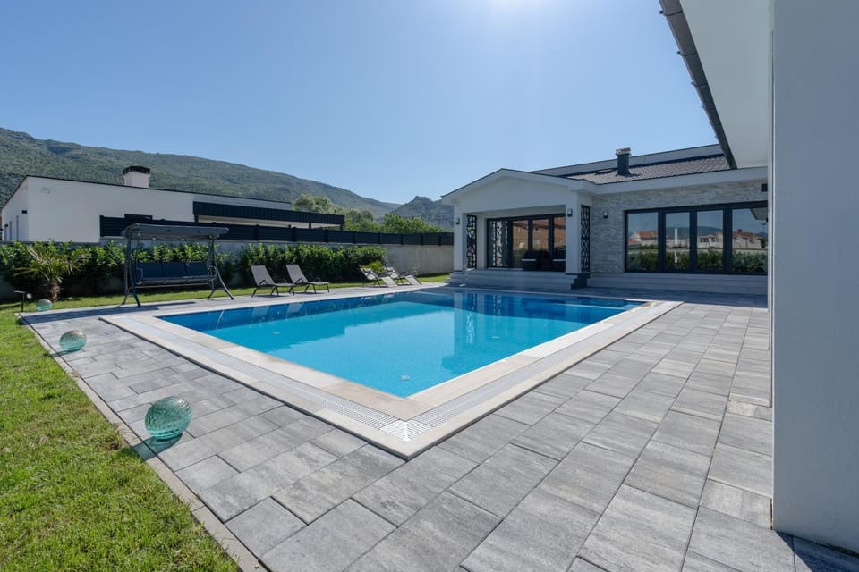Day, Pool view, Swimming pool, sunbed