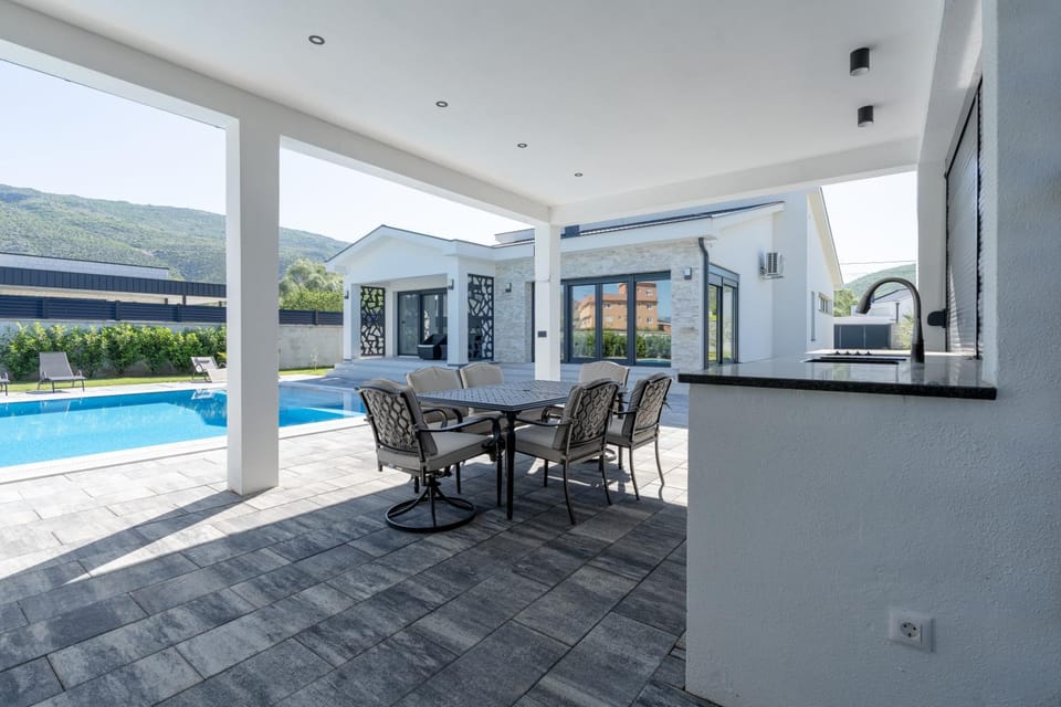 Dining area, Pool view, Swimming pool, sunbed