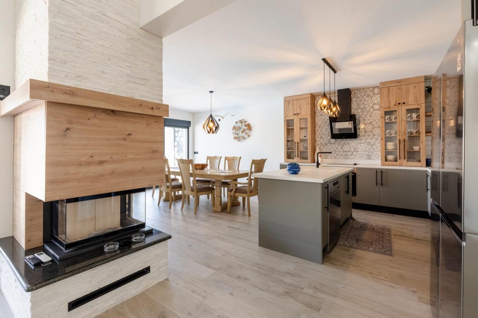 Kitchen or kitchenette, Dining area