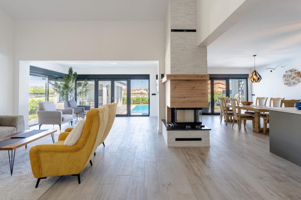 Kitchen or kitchenette, Living room, Seating area, Dining area