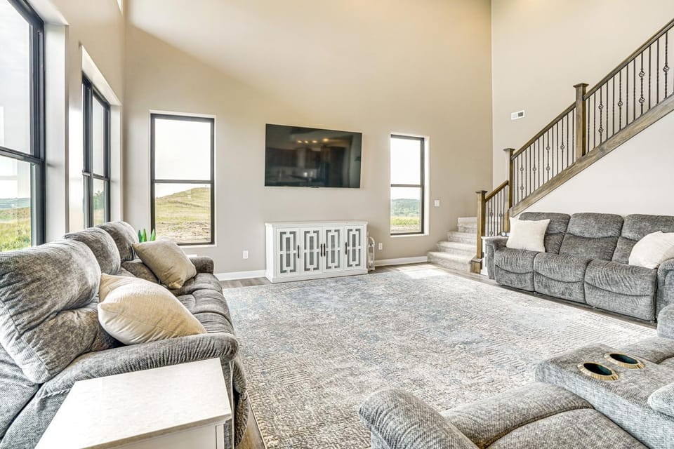 2 Mi to Lewis and Clark Lake: Spacious Getaway House in Lewis and Clark Lake