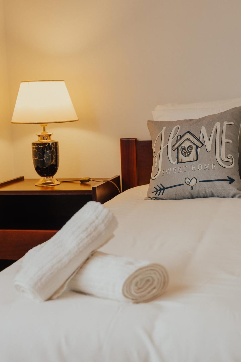 Bed, Bedroom, towels