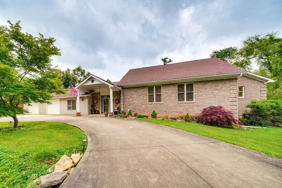 14 Mi to Dtwn Louisville: Holiday Vacation Home! House in Louisville