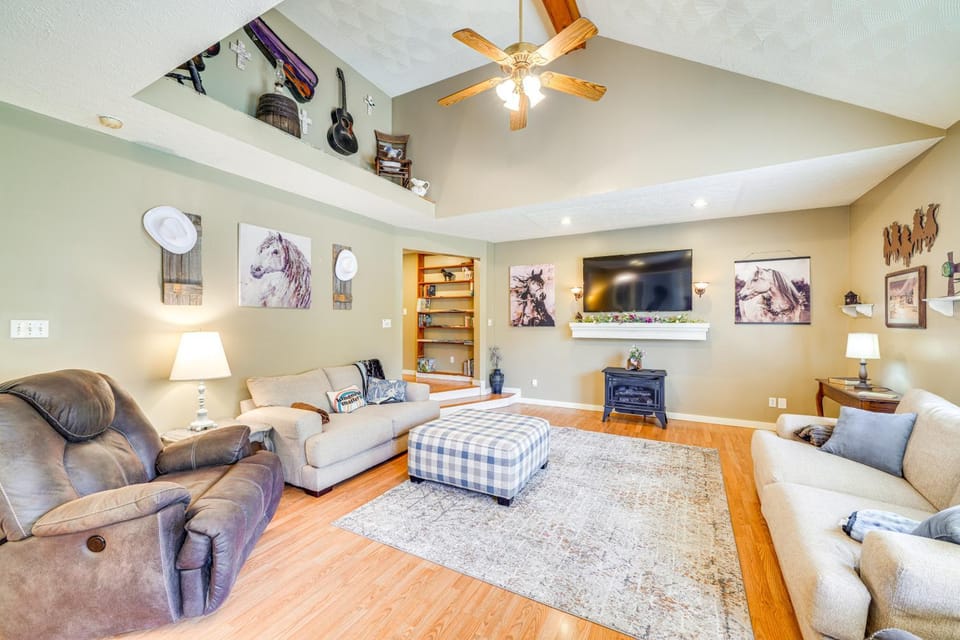14 Mi to Dtwn Louisville: Holiday Vacation Home! House in Louisville