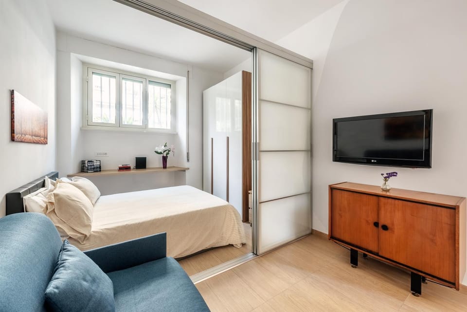 Bed, TV and multimedia, Photo of the whole room, Bedroom