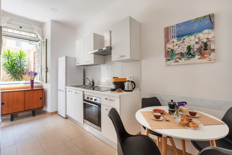 Coffee/tea facilities, Kitchen or kitchenette, Dining area, oven, stove