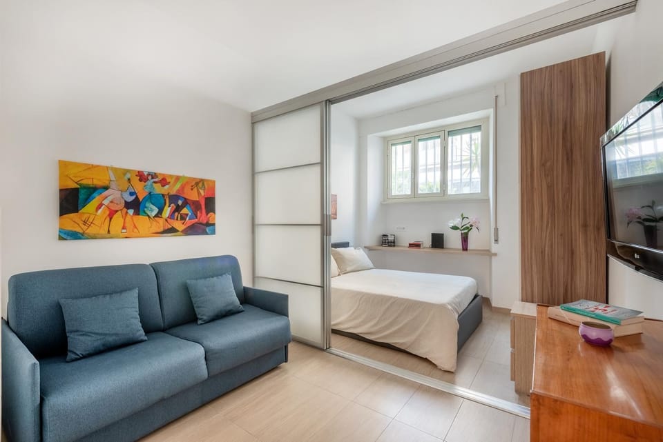 Bed, TV and multimedia, Living room, Photo of the whole room, Bedroom