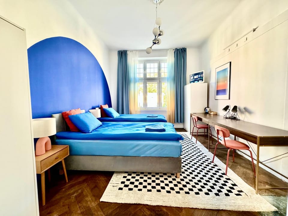 Bed, TV and multimedia, Photo of the whole room, Bedroom