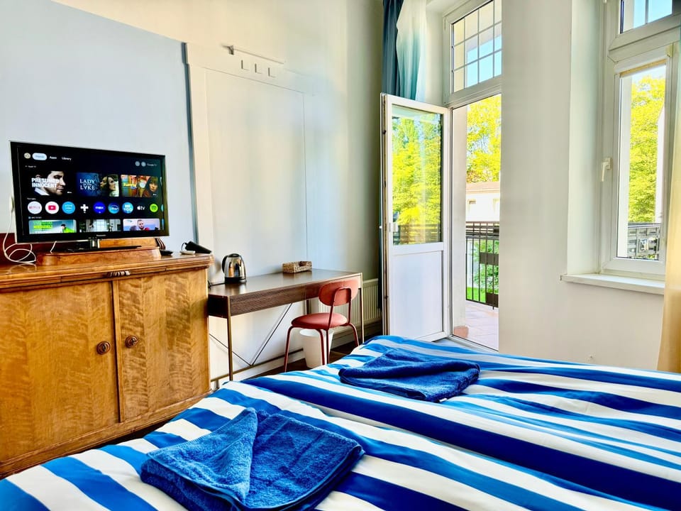 Bed, TV and multimedia, Photo of the whole room, Bedroom