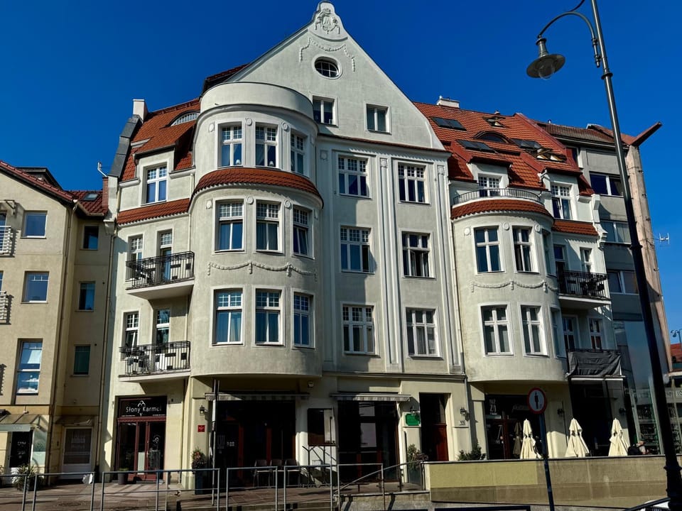 Property building, Day, Location