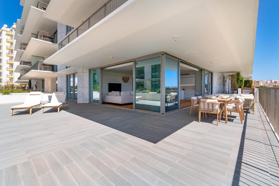 Property building, Balcony/Terrace, Dining area