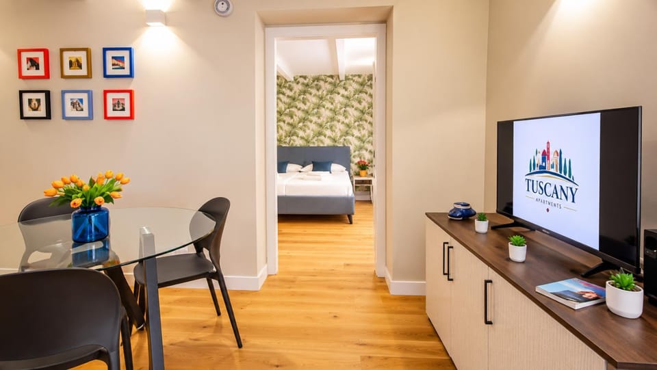 TV and multimedia, Living room, Seating area, Bedroom