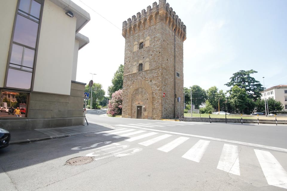 Day, Neighbourhood, Landmark view, Street view, Location