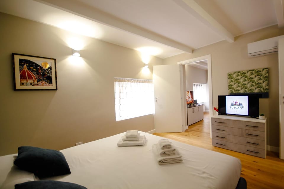 Bed, TV and multimedia, Photo of the whole room, Bedroom, towels