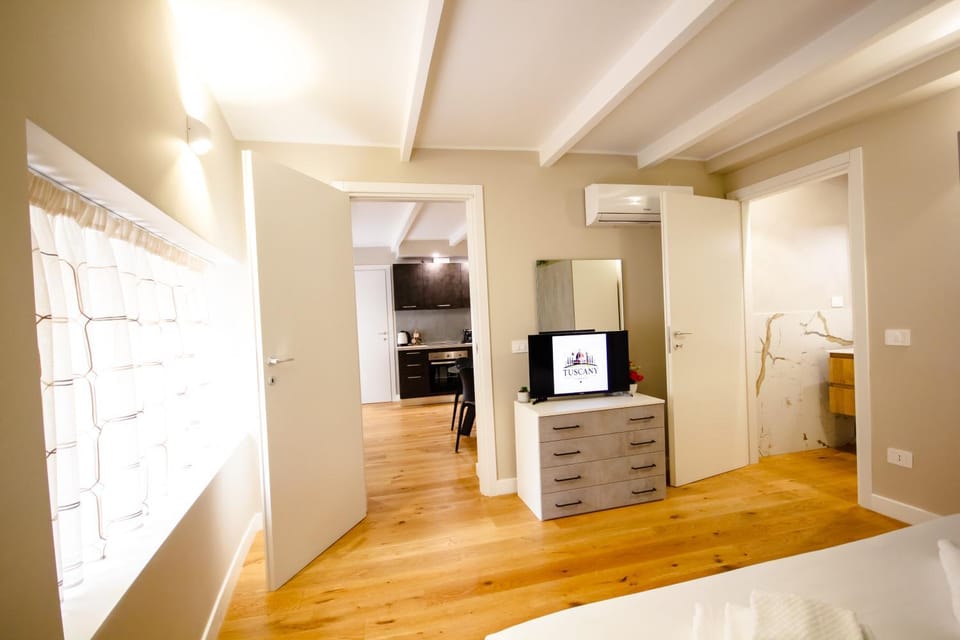 Bed, TV and multimedia, Kitchen or kitchenette, Photo of the whole room, Bedroom
