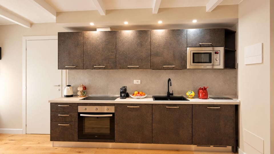 Kitchen or kitchenette, oven, kitchen
