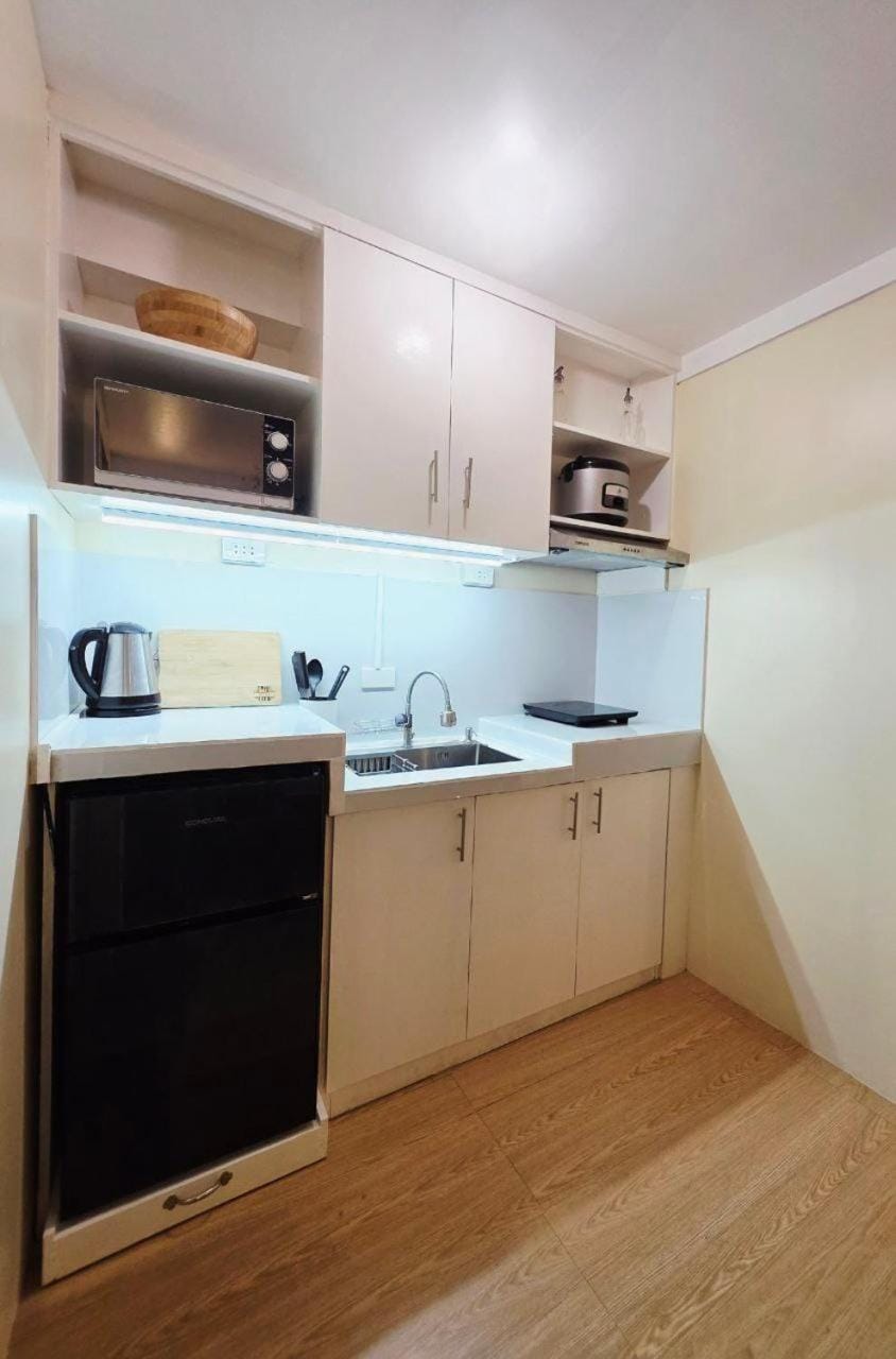 Kitchen or kitchenette, microwave, stove