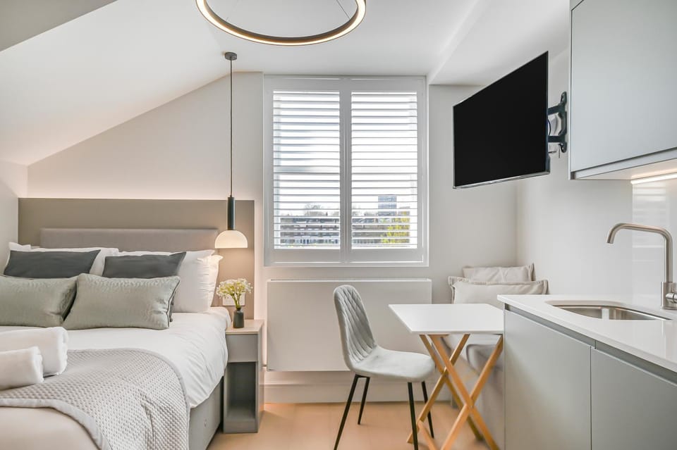 Bed, TV and multimedia, Kitchen or kitchenette, Seating area, Dining area