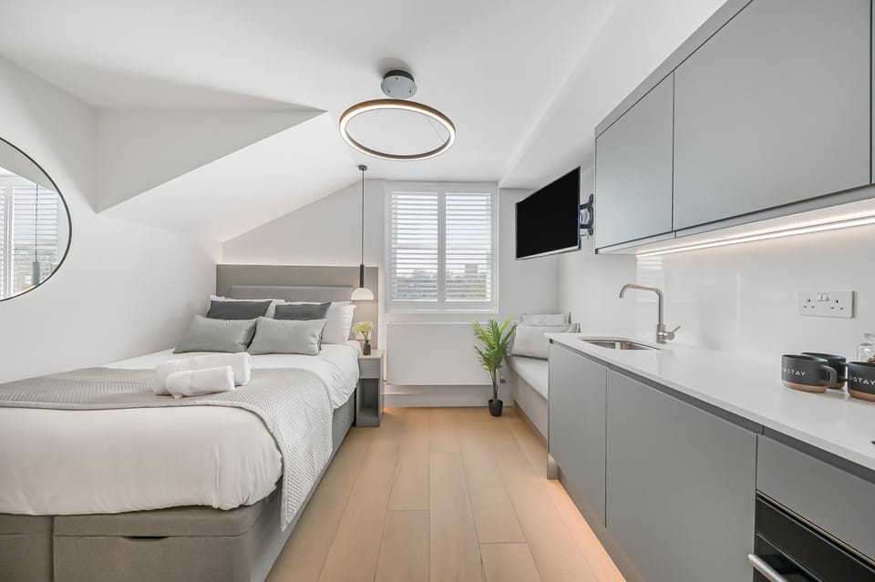 Bed, TV and multimedia, Kitchen or kitchenette, Photo of the whole room, Seating area, Bedroom