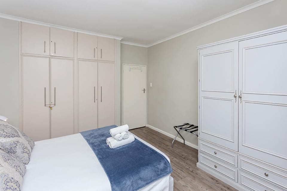 Charming & Serene 1-Bedroom Retreat in Claremont Apartment in Cape Town