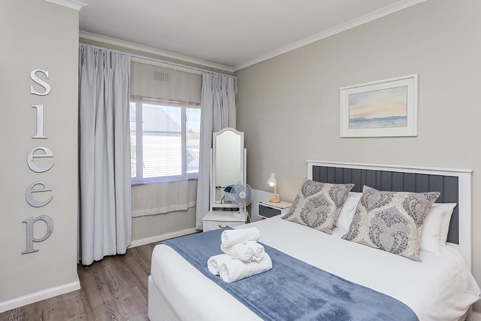 Charming & Serene 1-Bedroom Retreat in Claremont Apartment in Cape Town