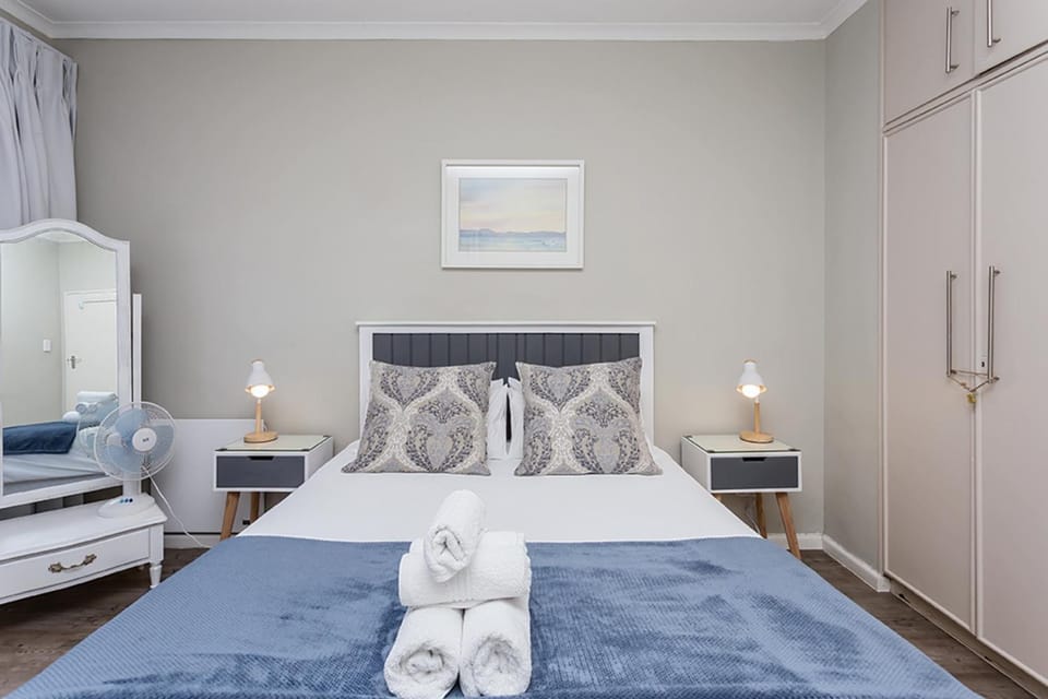 Charming & Serene 1-Bedroom Retreat in Claremont Apartment in Cape Town