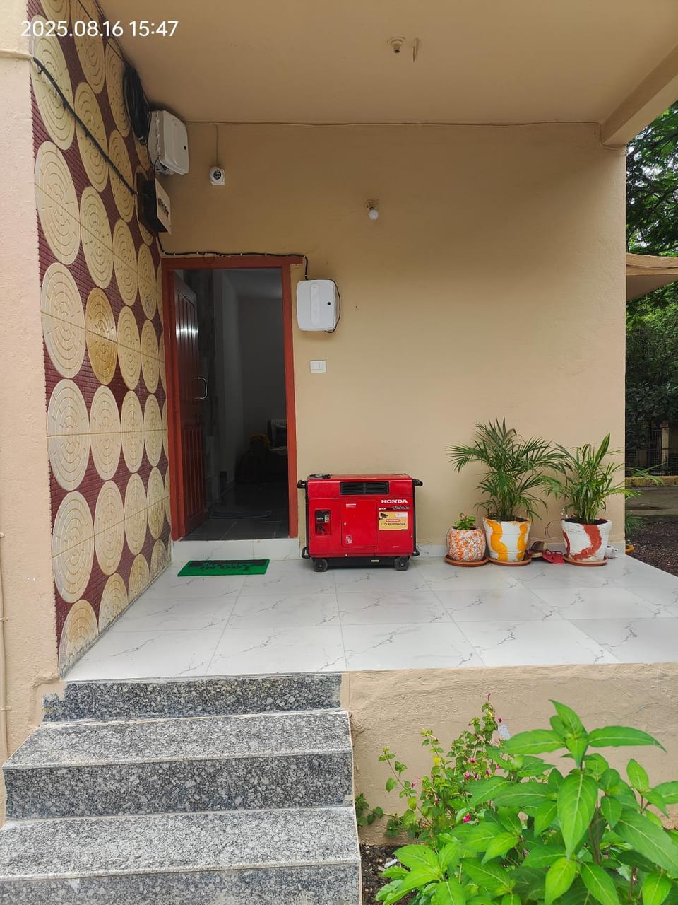 Facade/entrance