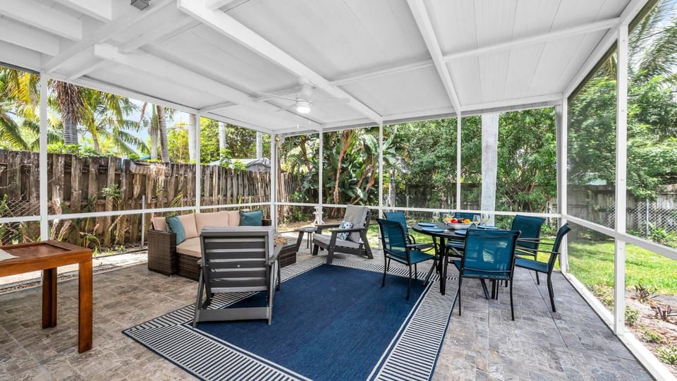 SoSo Coastal Retreat Walk to Intracoastal & Downtown Villa in Lake Worth