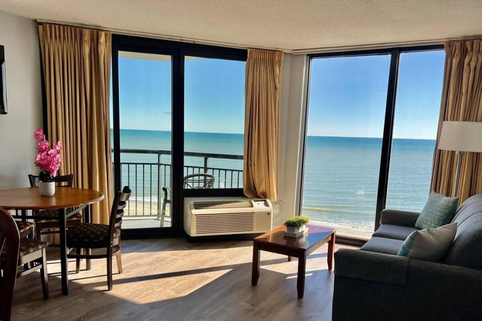 Gorgeous Oceanfront Suite! 1Br Condo, Dog friendly! 706 Apartment in Myrtle Beach