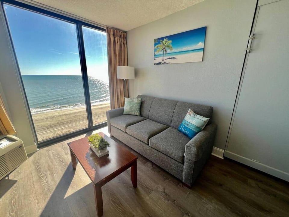 Gorgeous Oceanfront Suite! 1Br Condo, Dog friendly! 706 Apartment in Myrtle Beach