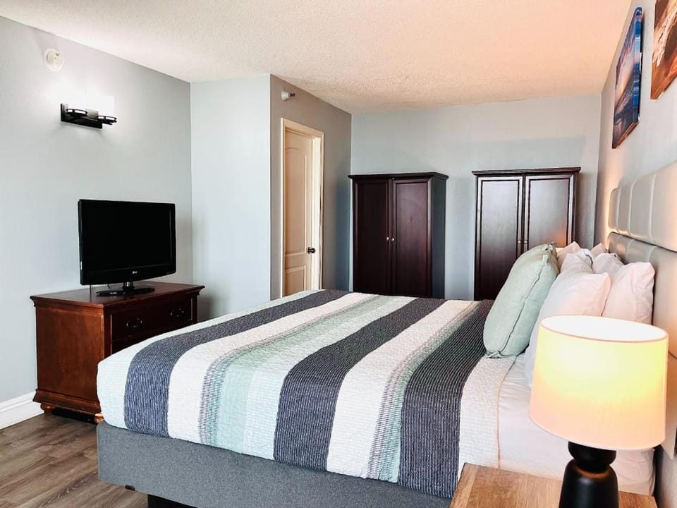 Gorgeous Oceanfront Suite! 1Br Condo, Dog friendly! 706 Apartment in Myrtle Beach