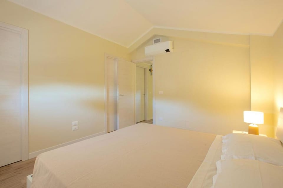 Bed, Photo of the whole room, Bedroom, wardrobe, air conditioner