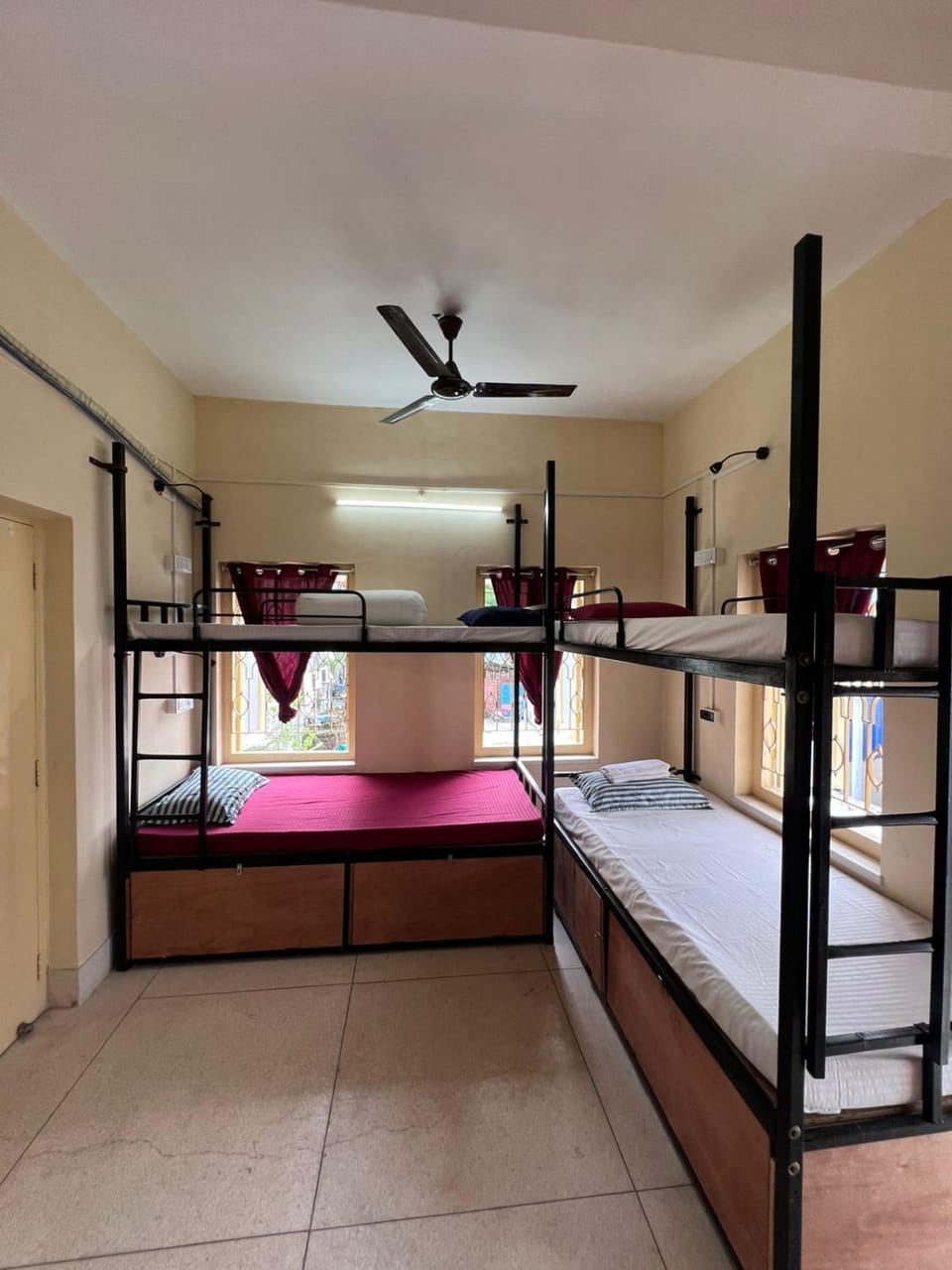 ROAMERS INN Backpackers Hostel Hostel in Kolkata