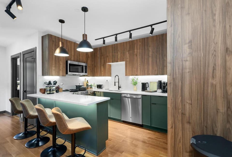 Coffee/tea facilities, Kitchen or kitchenette, Dining area, stove