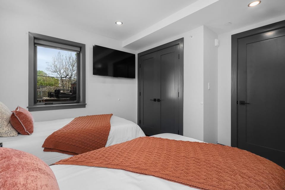 Bed, TV and multimedia, Bedroom
