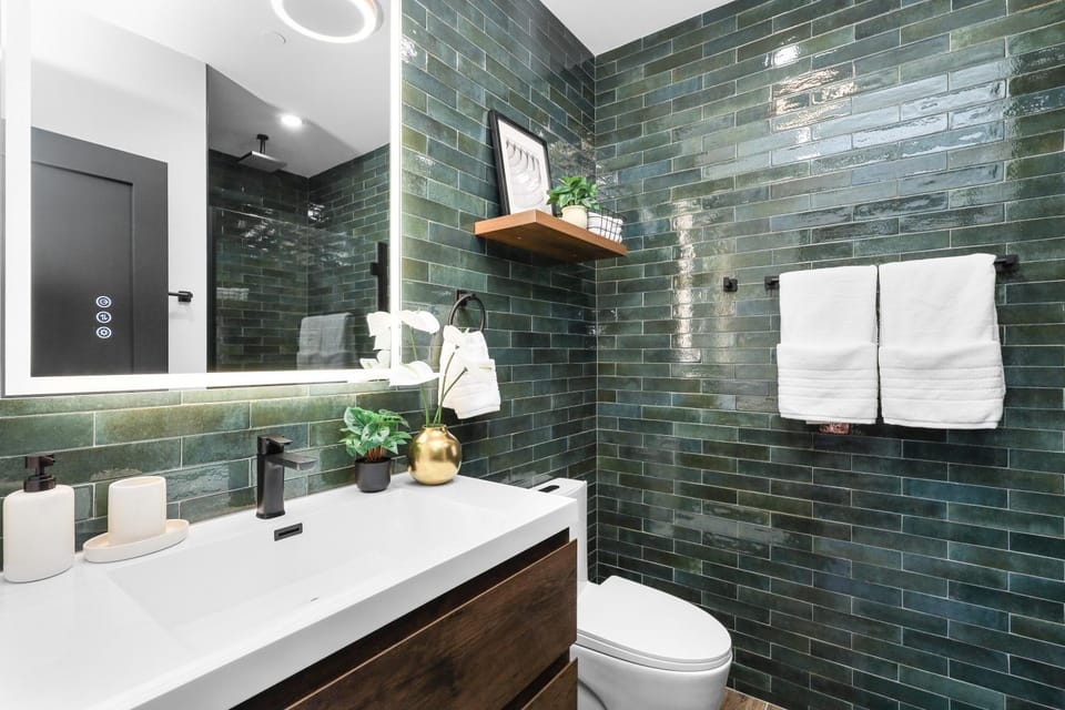 Shower, Toilet, Bathroom, towels