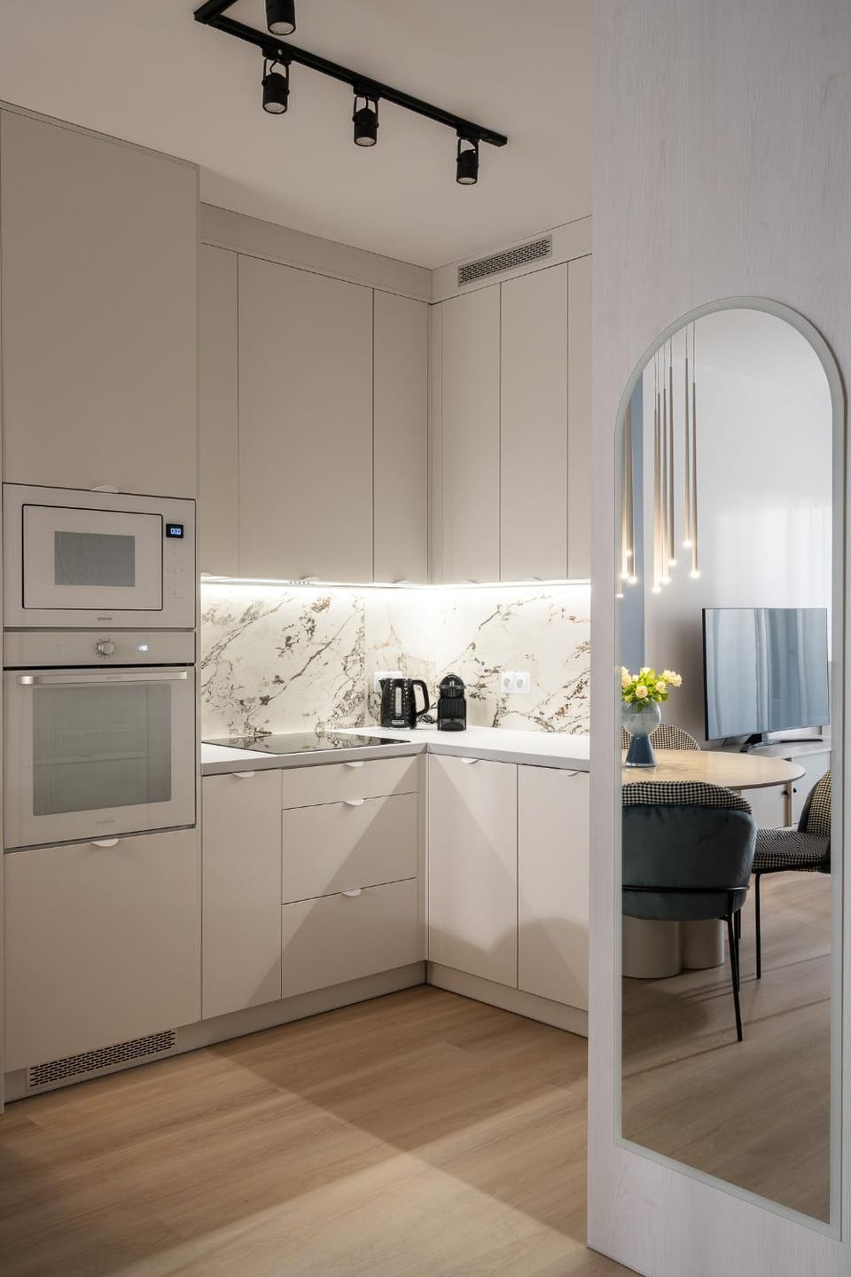 Kitchen or kitchenette, dishwasher, stove