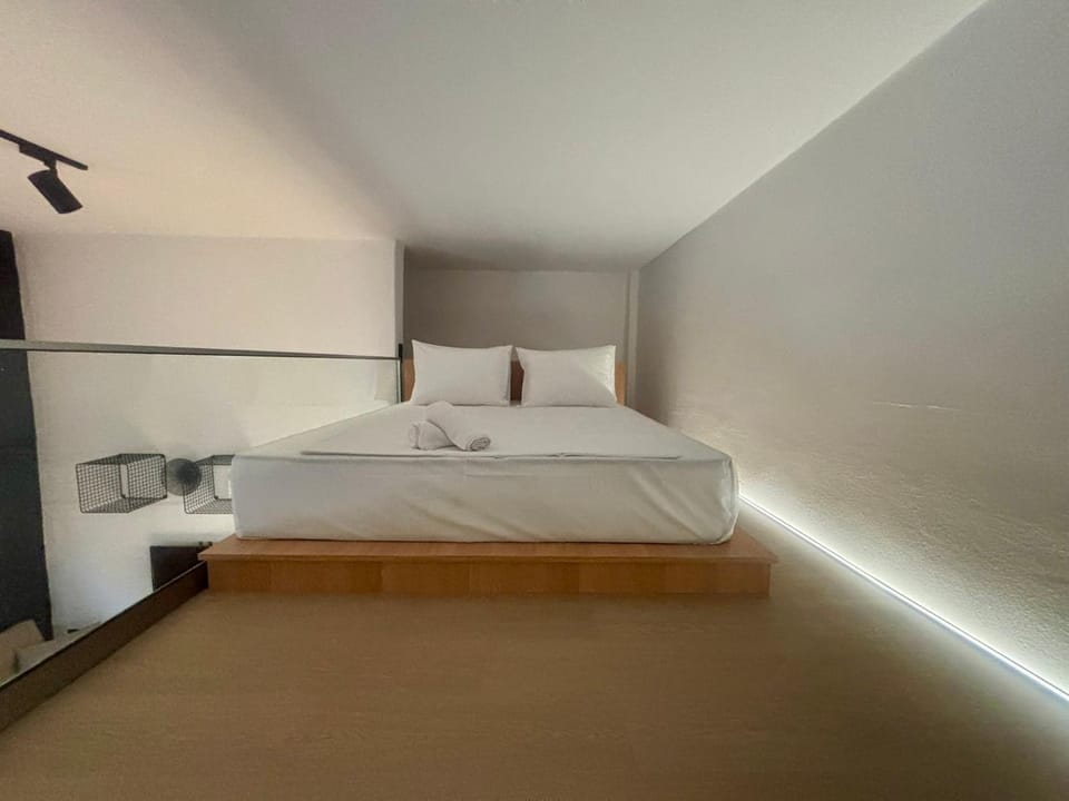 Photo of the whole room, Bedroom