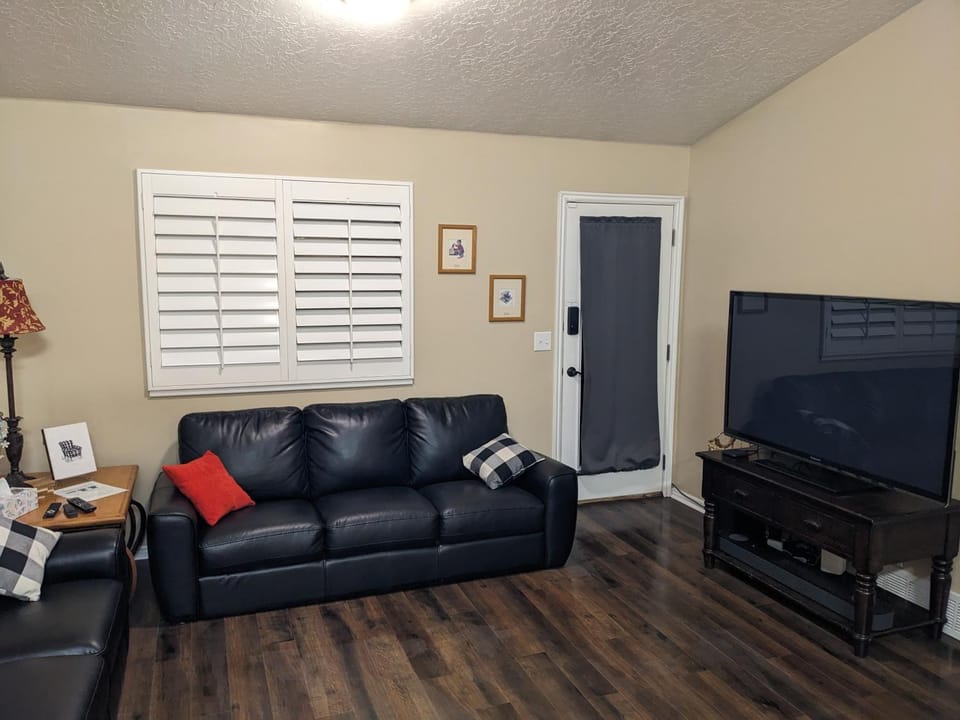 Communal lounge/ TV room, TV and multimedia, Living room, Seating area, Evening entertainment