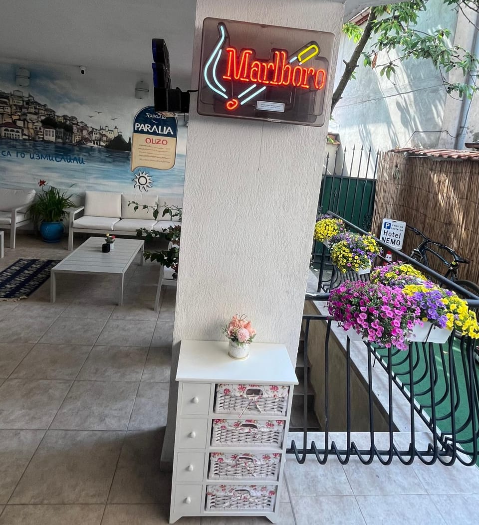 Patio, Living room, Decorative detail, Logo/Certificate/Sign